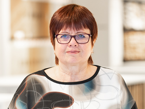 Klaasidega naine naeratamas kontoris Eestis