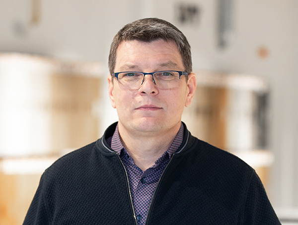 Ma ei tea selle pildi peal olevat isikut.