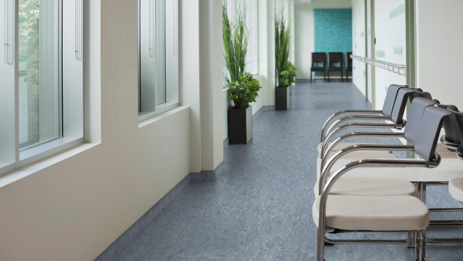 Kliinikumi koridor heledates toonides toolidega