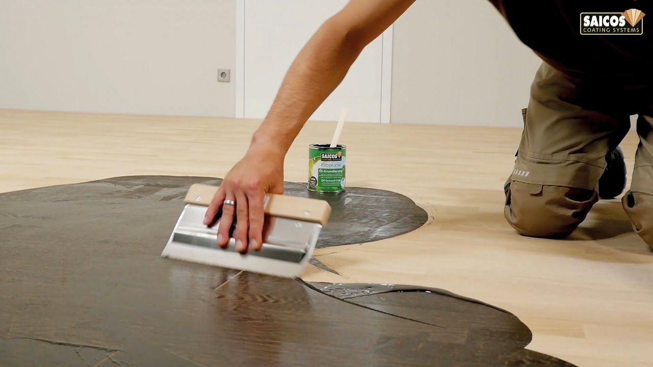 Käsi pealekandmas puidupinnale puitviimistlust toodet