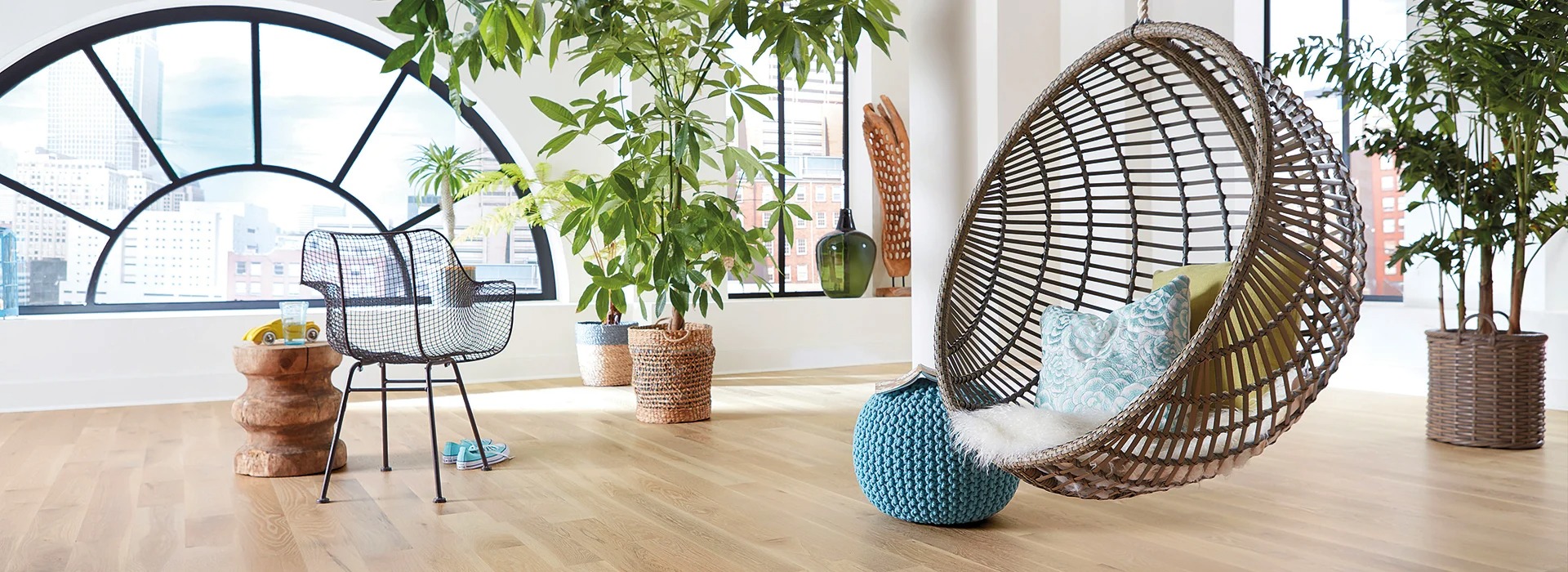 Kaasaegne elutuba kiiktooli ja taimedega valgusküllane