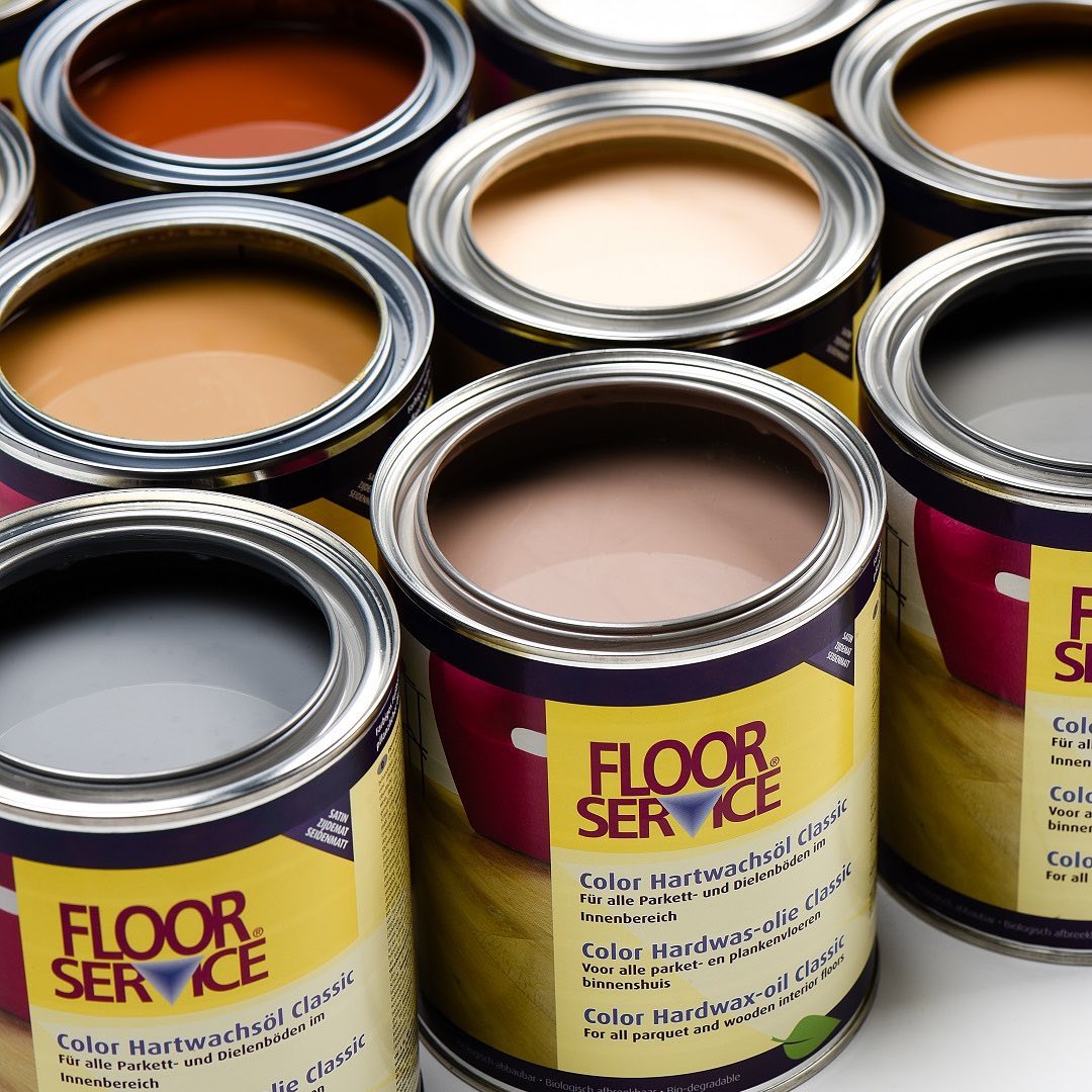 Põrandavaha erinevates toonides plekkpurkides