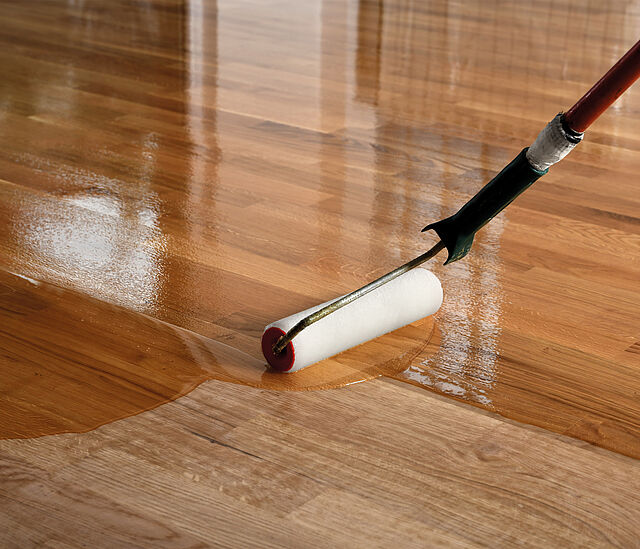 Puidust põranda lakkimine värvirulliga kodus