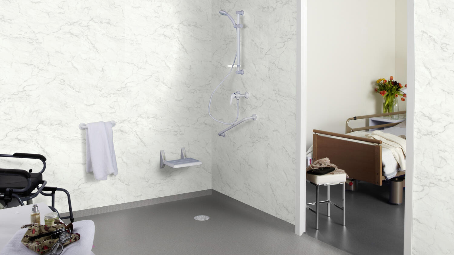 Ligipääsetav vannituba invatooliga ja haiglavoodi