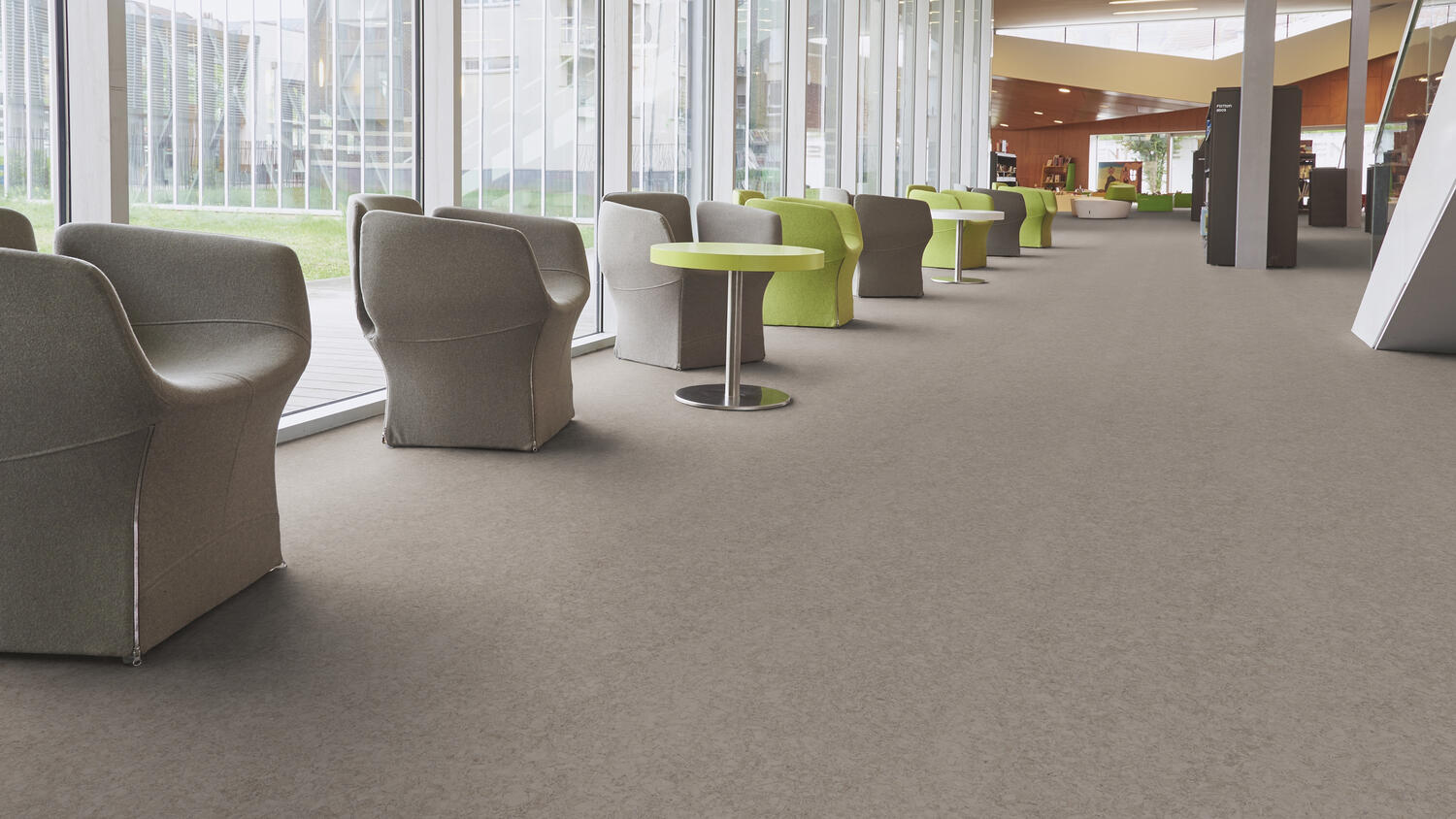 Kaasaegne fuajee koos mugavate toolidega sisekujundus