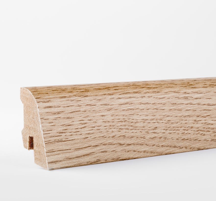 Puidust põrandaliist hele tamme viimistlusega.