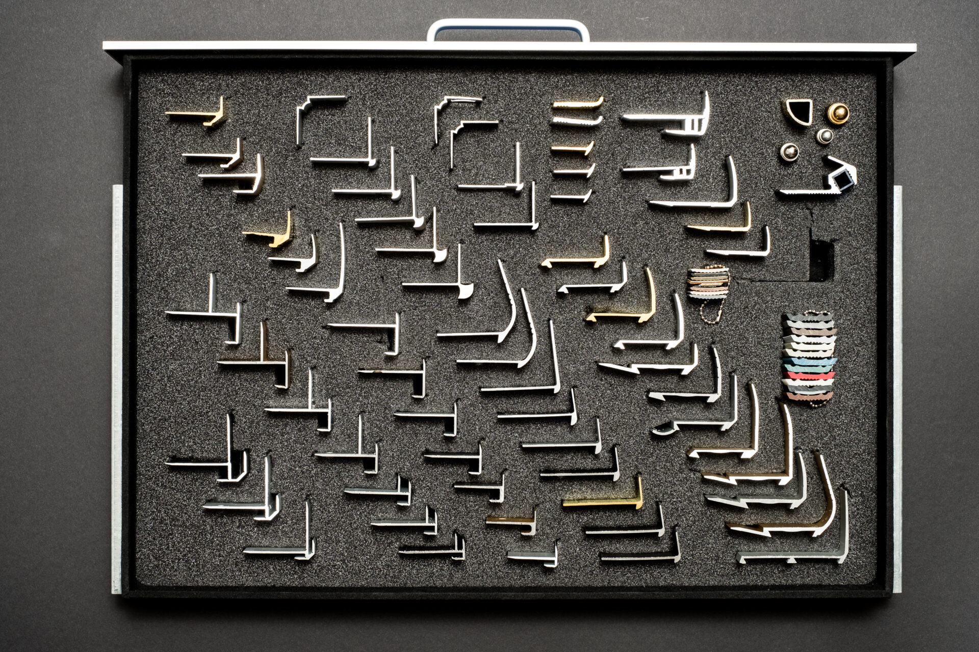 Erinevate prilliraamide kollektsioon mustal taustal.