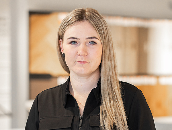 Noor naine mustas särgis töö juures