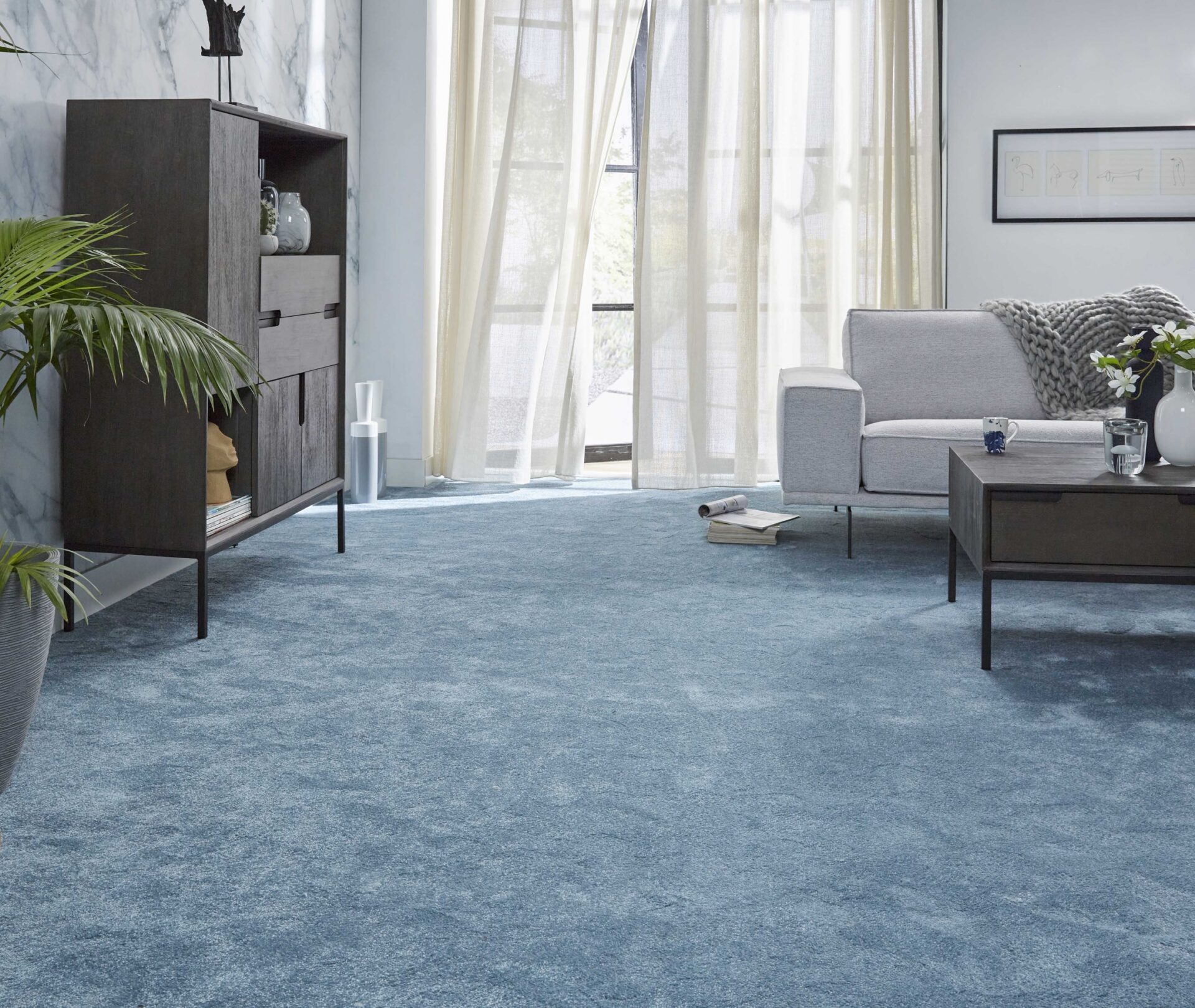 Kaasaegne elutuba sinise vaipkattega põrandaga