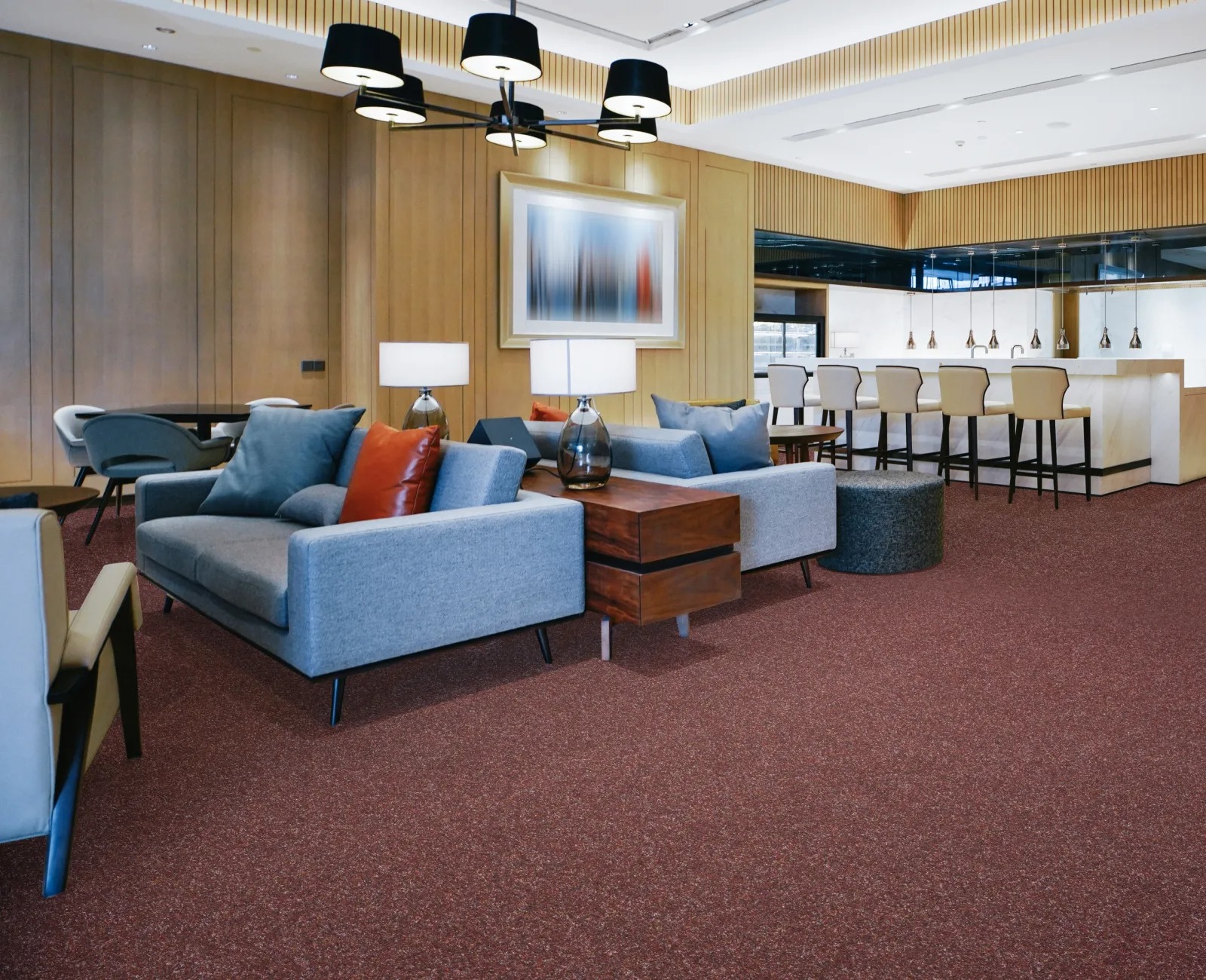 Kaasaegne elutoa sisekujundus mugavate diivanitega.