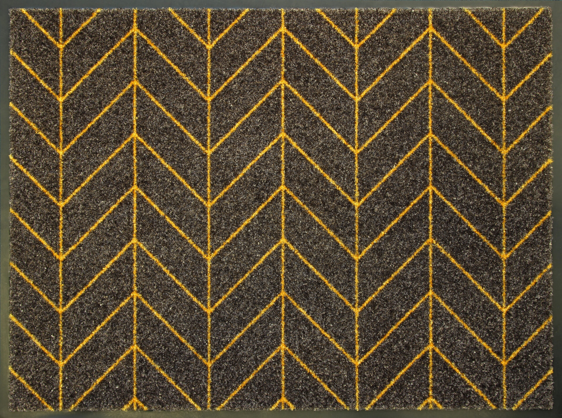 Hallikarva ja kollase mustriga vaip põrandal.