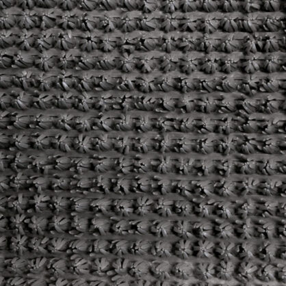 Hall karva muster tumeda tekstuuriga vaipkattel.