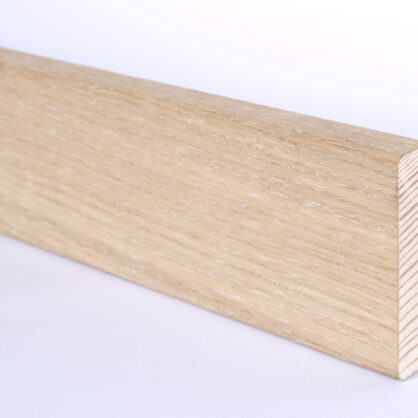 Puidust põrandaliist valgel taustal lähivaates