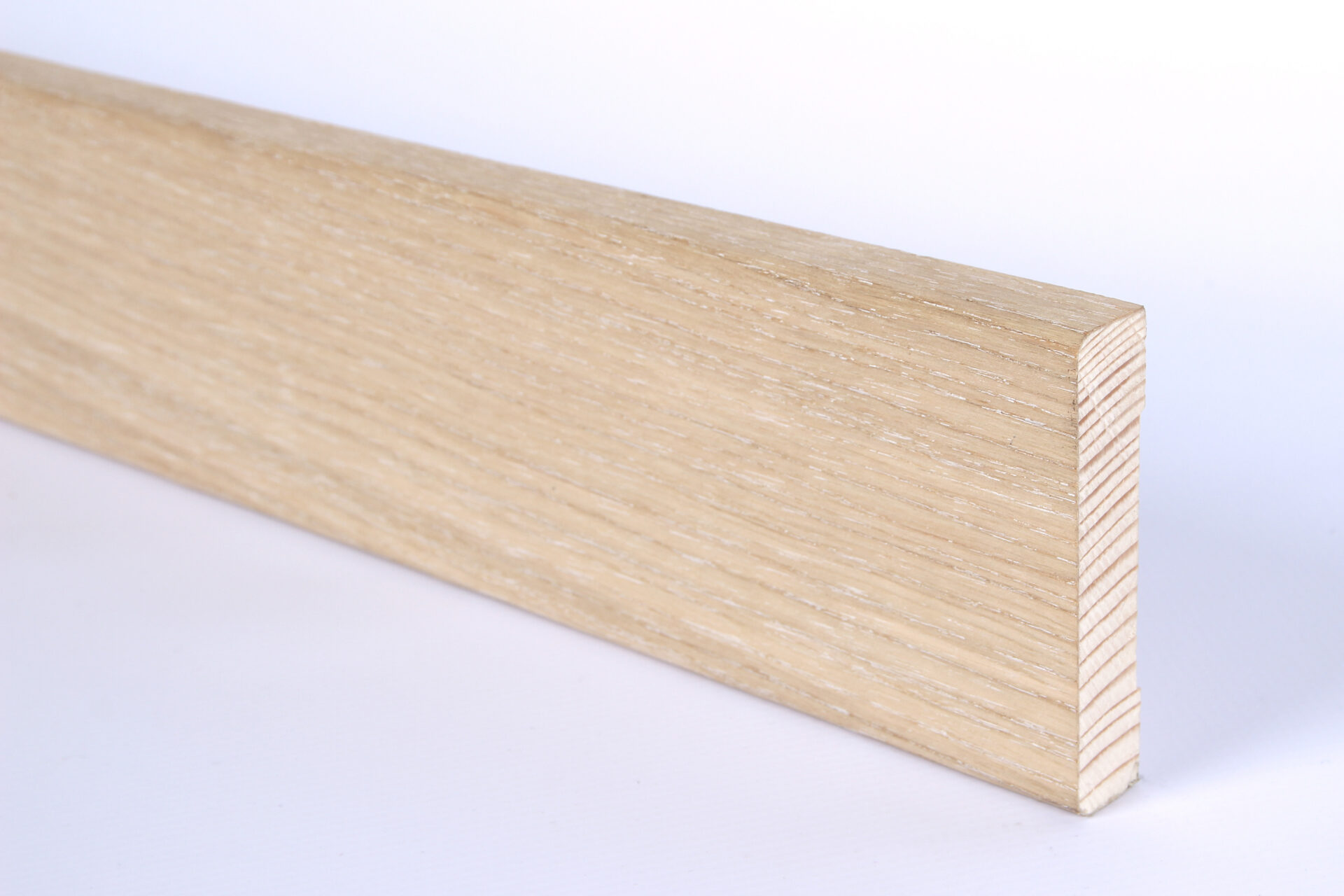 Puidust põrandaliist valgel taustal lähivaates