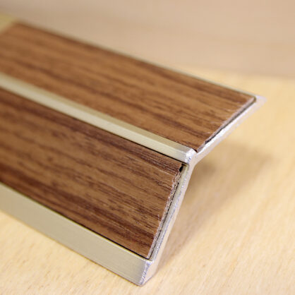 Puidust alumiiniumist nurkprofiil spoonitud viimistlusega