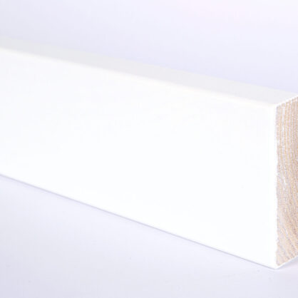 Valge puidust liist valgel taustal lähivaates.