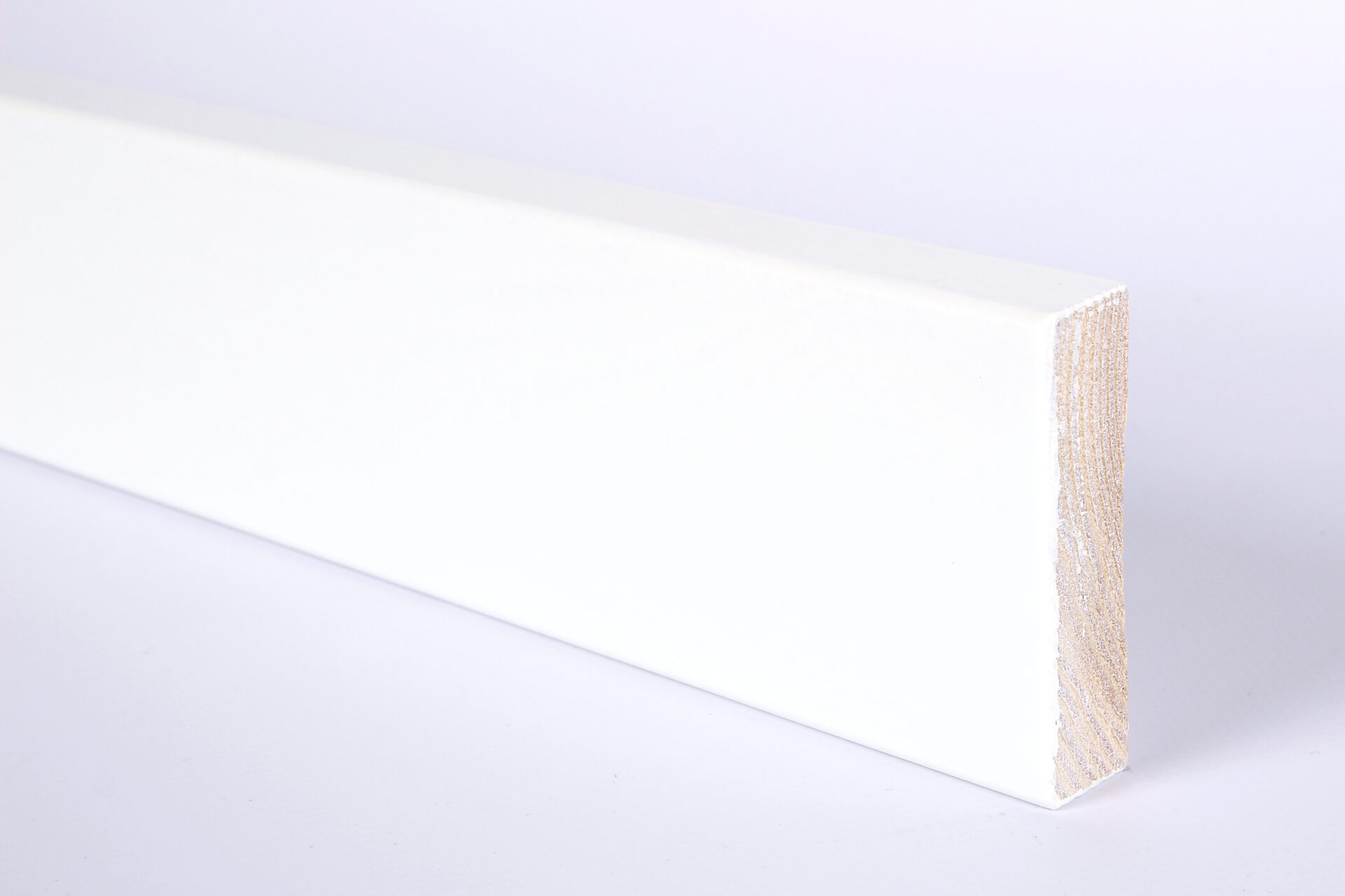 Valge puidust liist valgel taustal lähivaates.