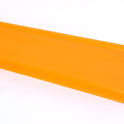 Oranž plastikust ehituse detail valgel taustal.