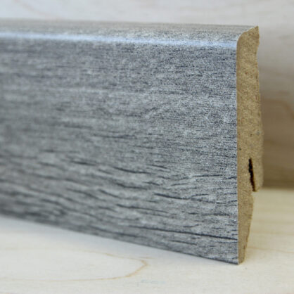 Puidust tekstuuriga hall põrandaliist lähedalt.