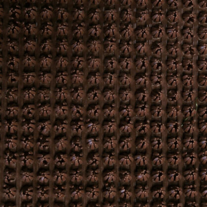 Tume tekstuuriga šokolaaditahvlid mustriliselt asetatud.