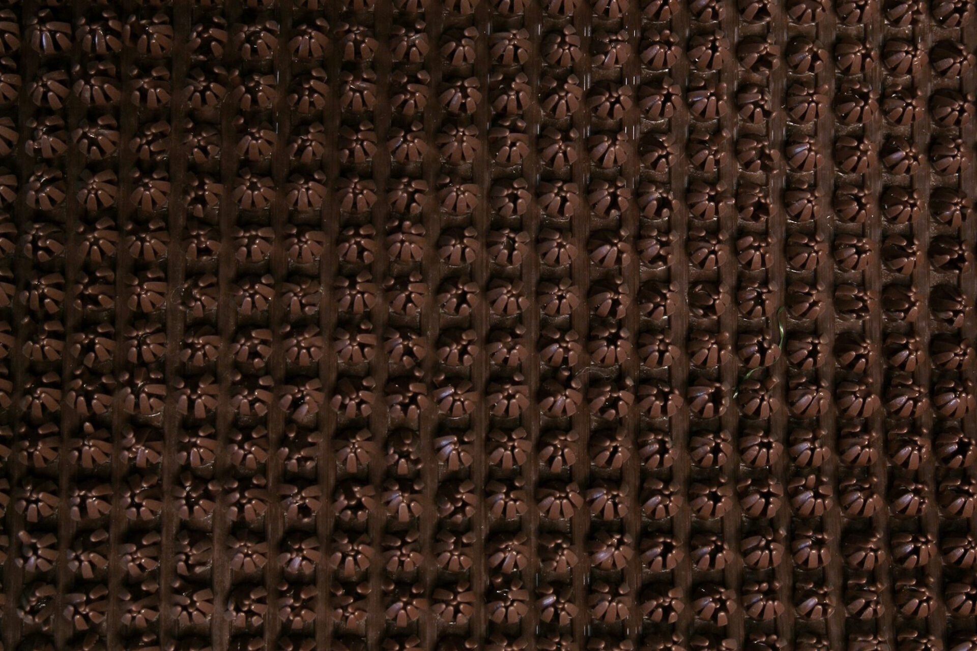 Tume tekstuuriga šokolaaditahvlid mustriliselt asetatud.