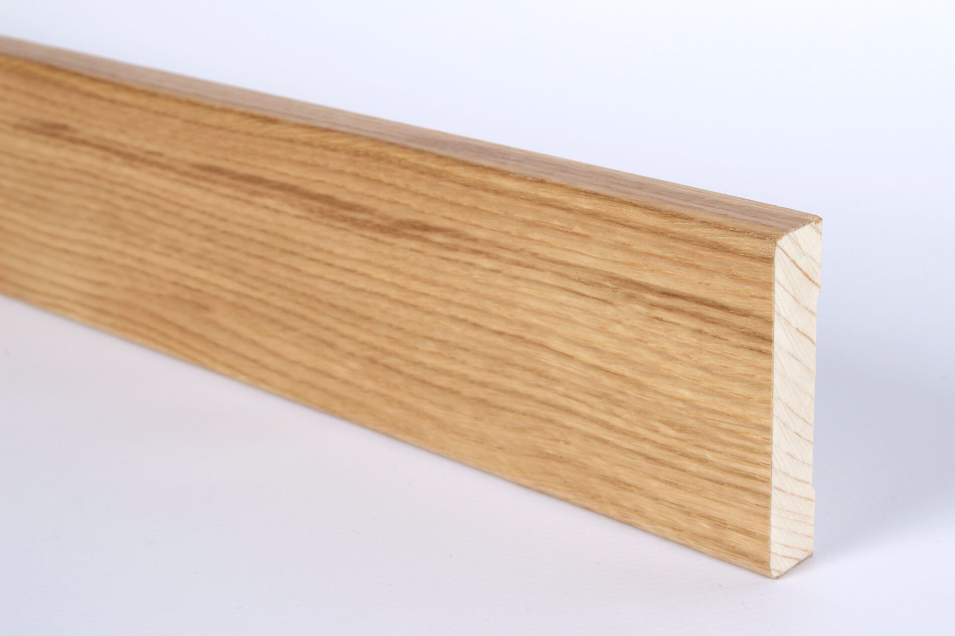 Puidust liist jalamile helepruun viimistlus