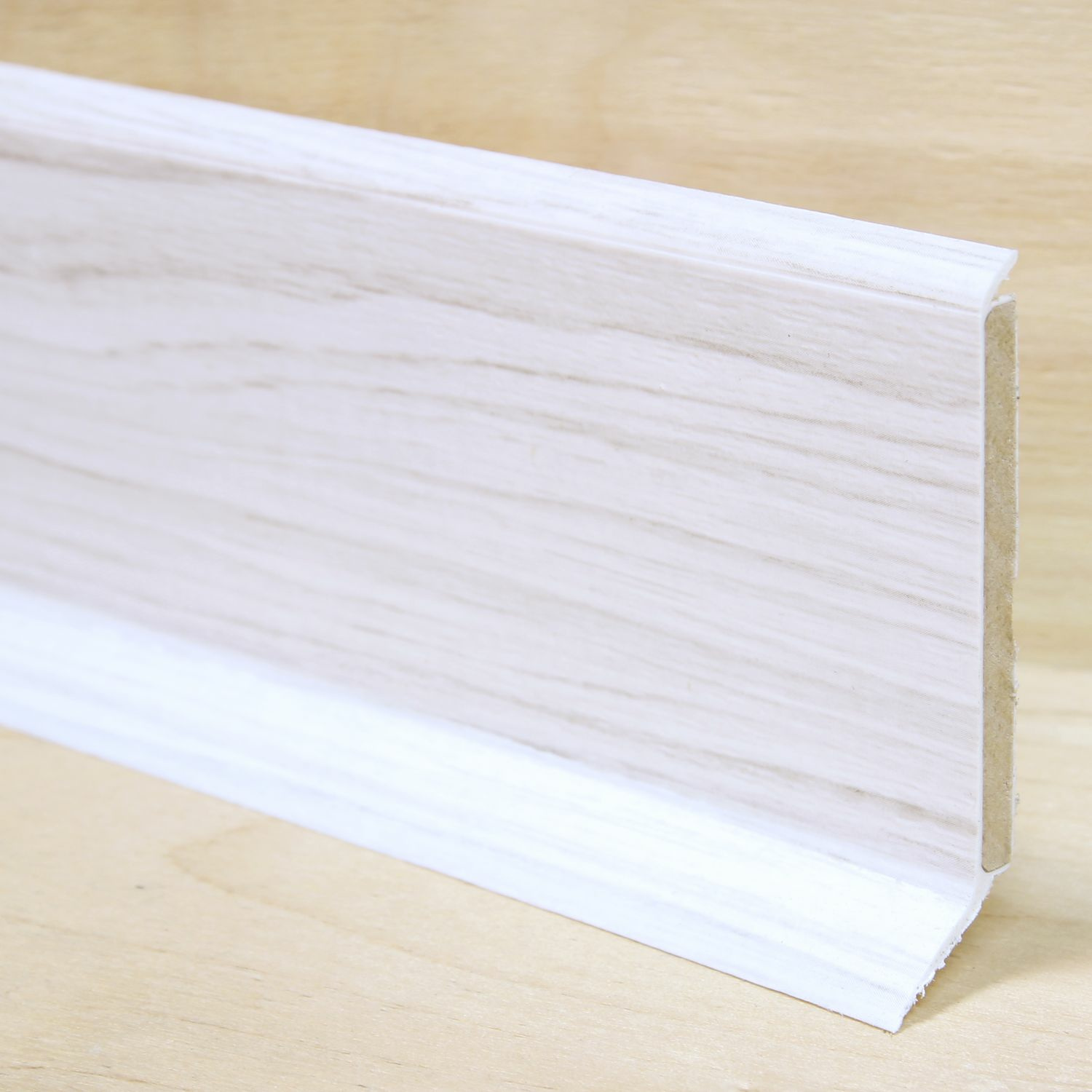 Hele tamme viimistlusega põrandaliistu detailivaade