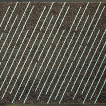 Pruun vaip sinise triibulise mustriga põrandal