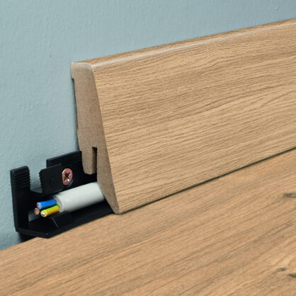 Puitpõrandaliist koos juhtmete peitmise lahendusega