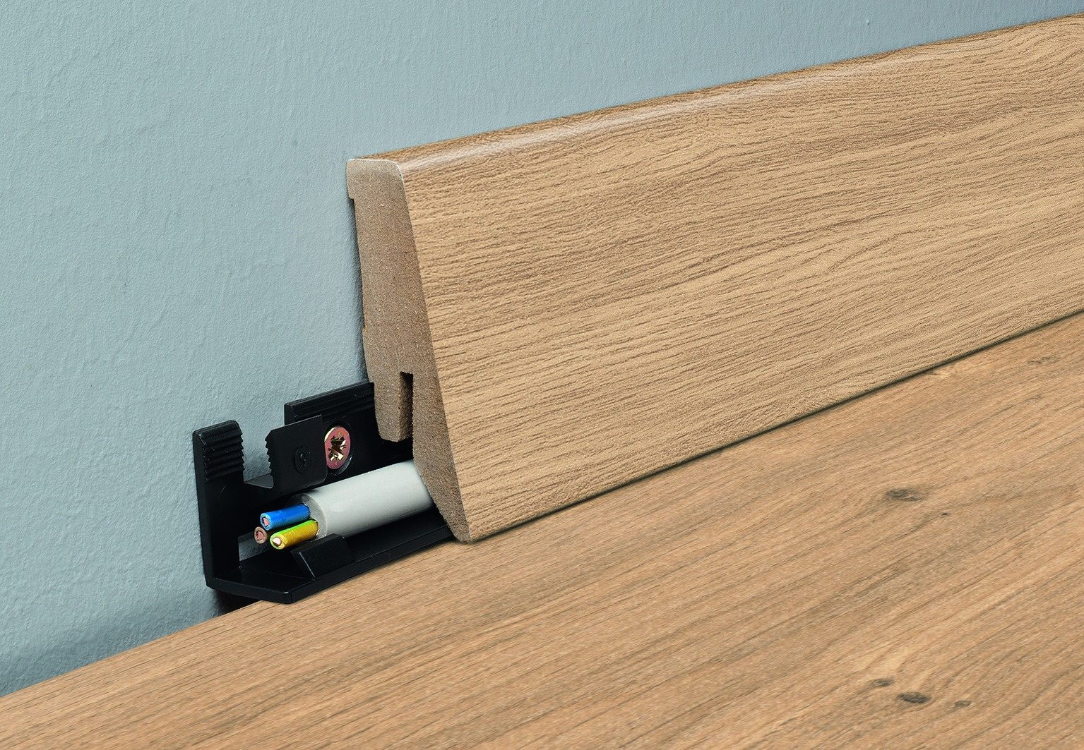 Puitpõrandaliist koos juhtmete peitmise lahendusega