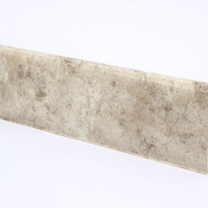 Pruun põrandaliist minimalismi ja stiili jaoks.