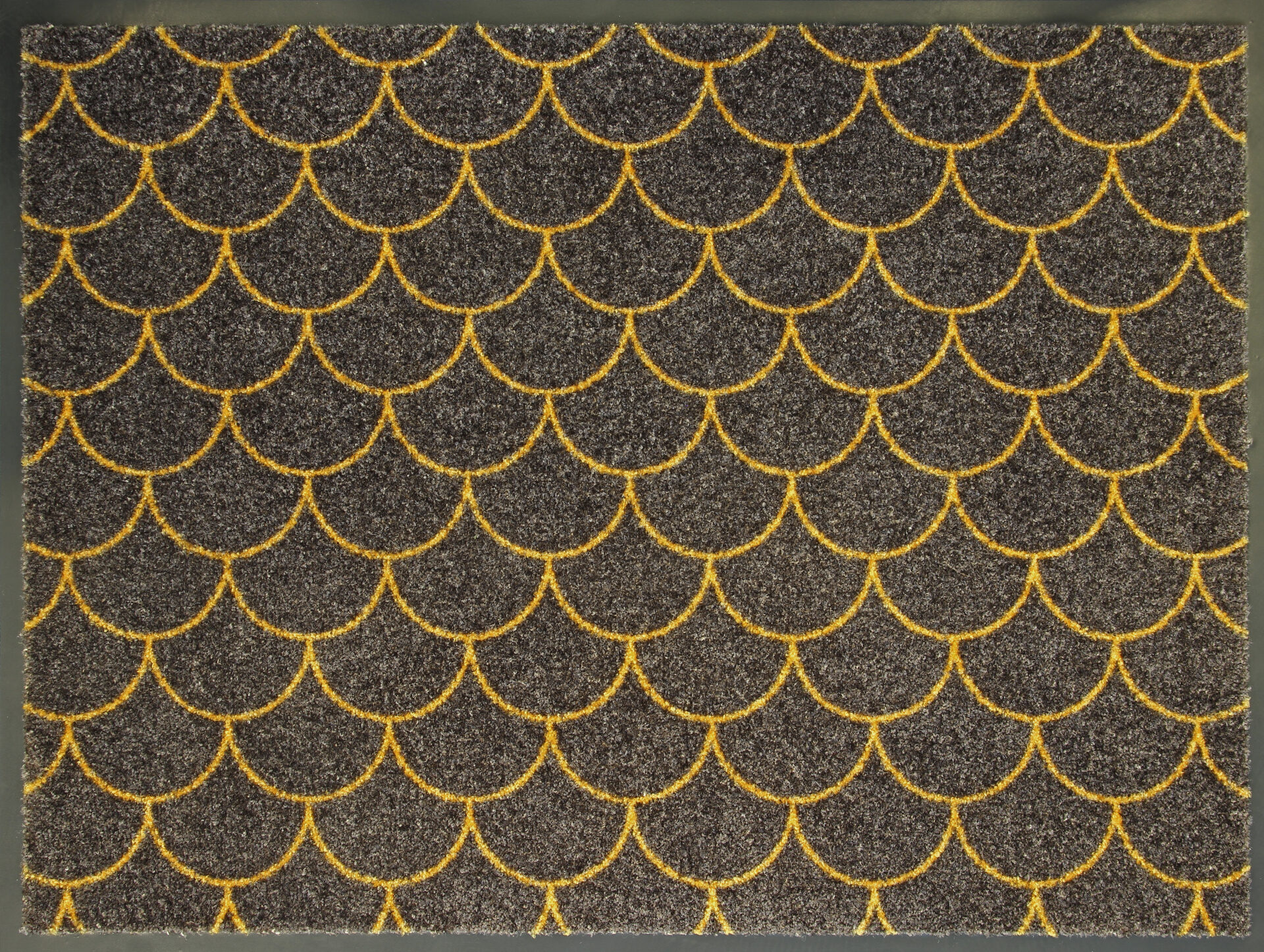 Kollase mustriga pruun uksematt esteetiline kujundus