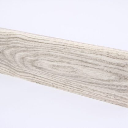 Hele puitimitatsiooniga plastikust seinapaneel valgel taustal