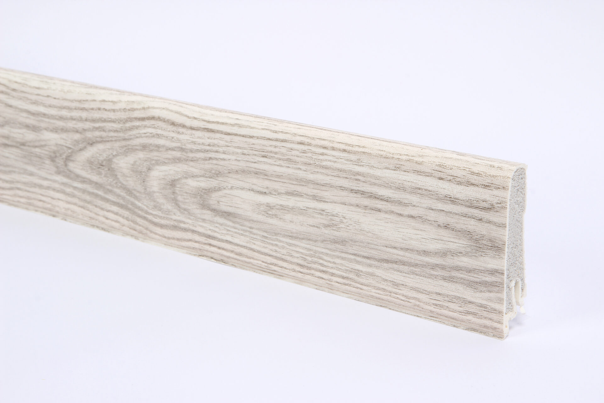 Hele puitimitatsiooniga plastikust seinapaneel valgel taustal