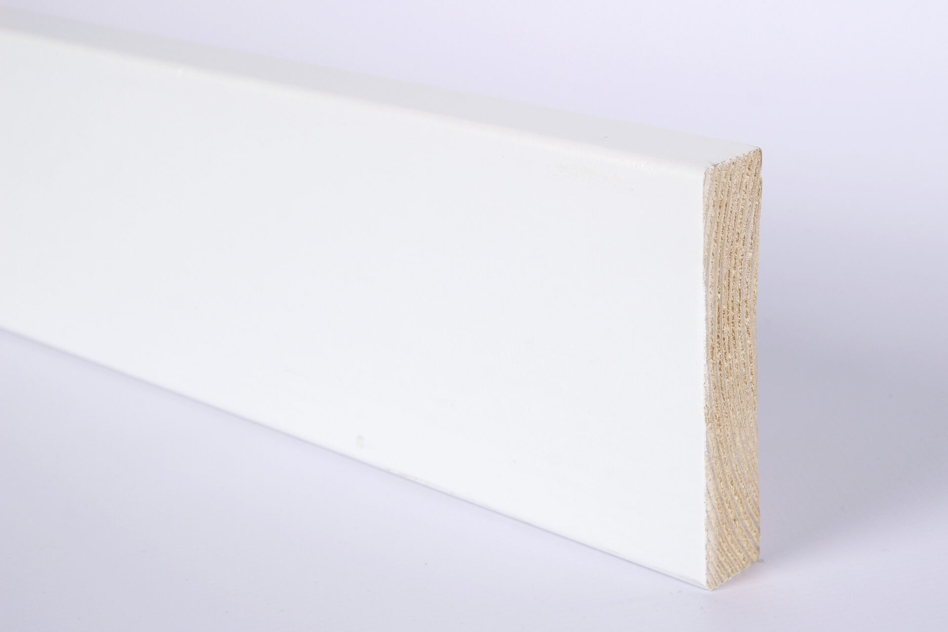 Valge puitriiul seinale siledal taustal