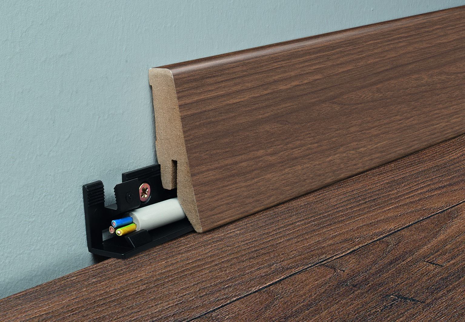 Põrandaliistu paigaldamine ja kaabli peitmine seina äärde