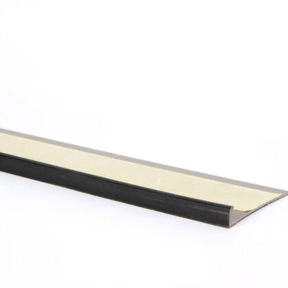 Iseliistev ukse alumine künnise tihendkumm.