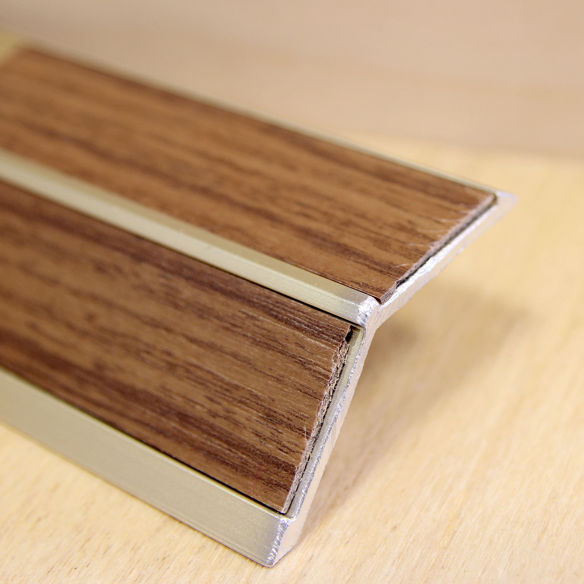 Puidust viimistletud metallist nurgaliist põrandale