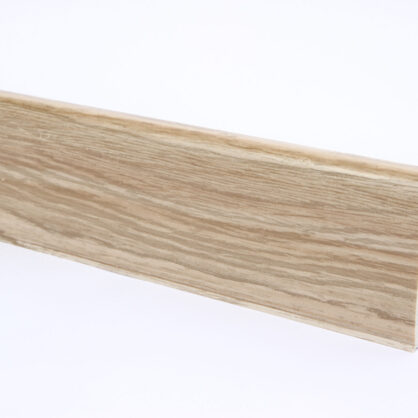 Puidust põrandaliist hele värv stilistika.