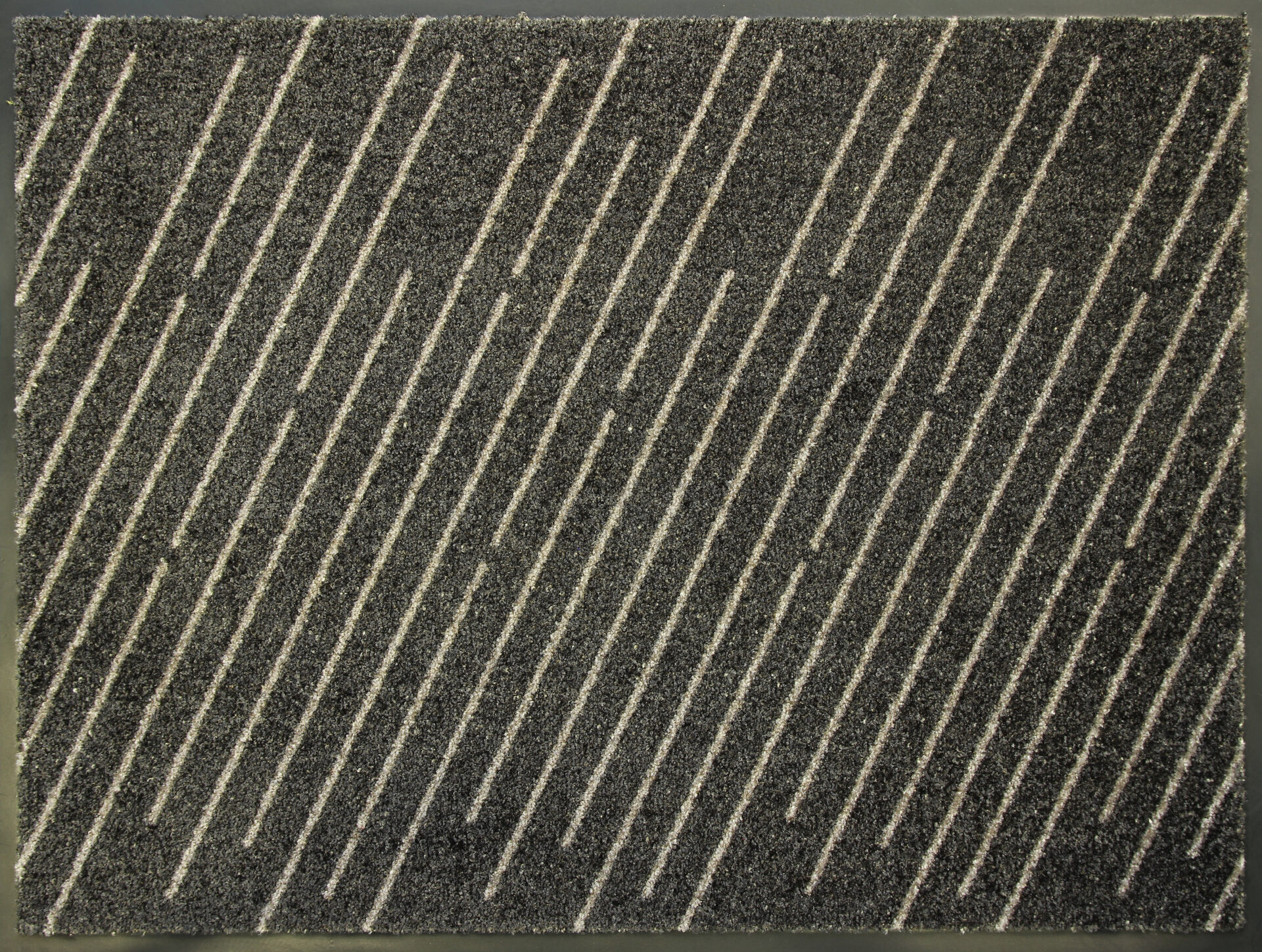 Hall tumba vaipäraga diagonaaljoontega tumehall.