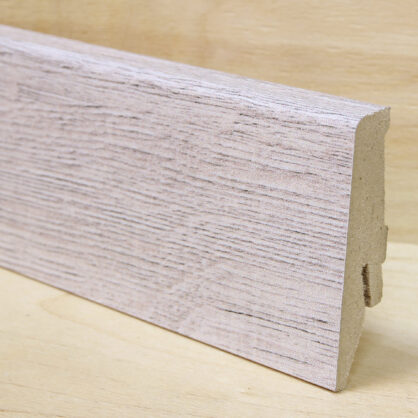 Puidust seinapaneel heledas toonis lähedalt.