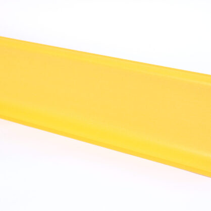 Kollane plastikust lauajalg valgel taustal