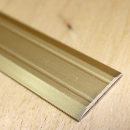 Messingust põrandaliistu nurk puitpõrandaletail.