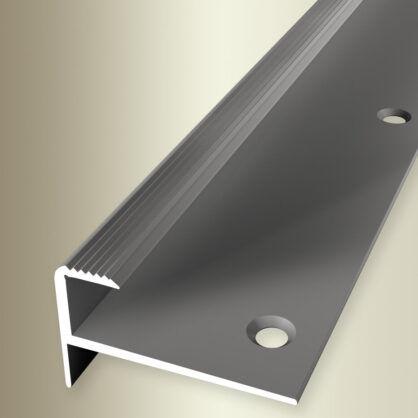 Alumiiniumist põrandaliist koos kruviaukudega lähedalt