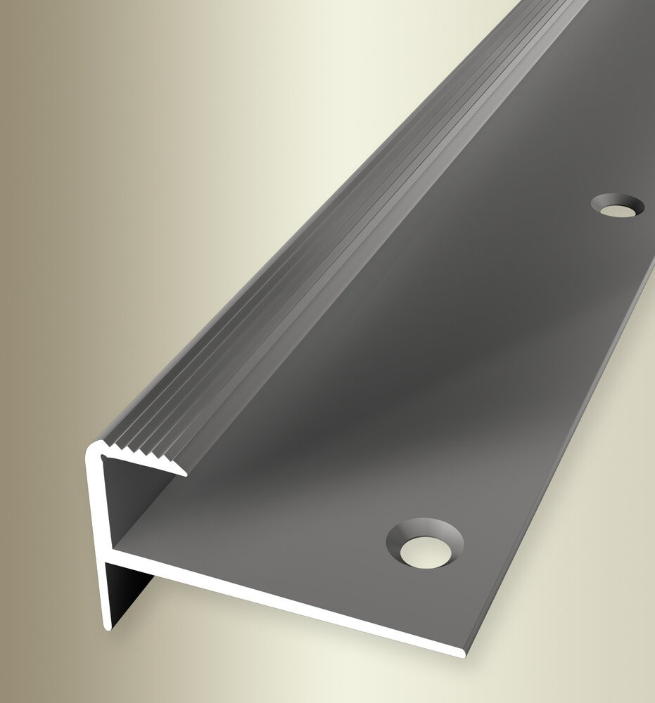 Alumiiniumist põrandaliist koos kruviaukudega lähedalt