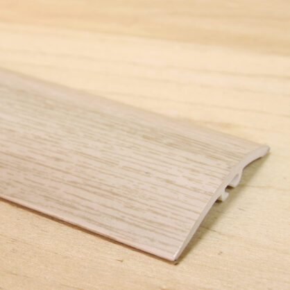 Plastikust põrandaliist hele puidumustriga seinte jaoks