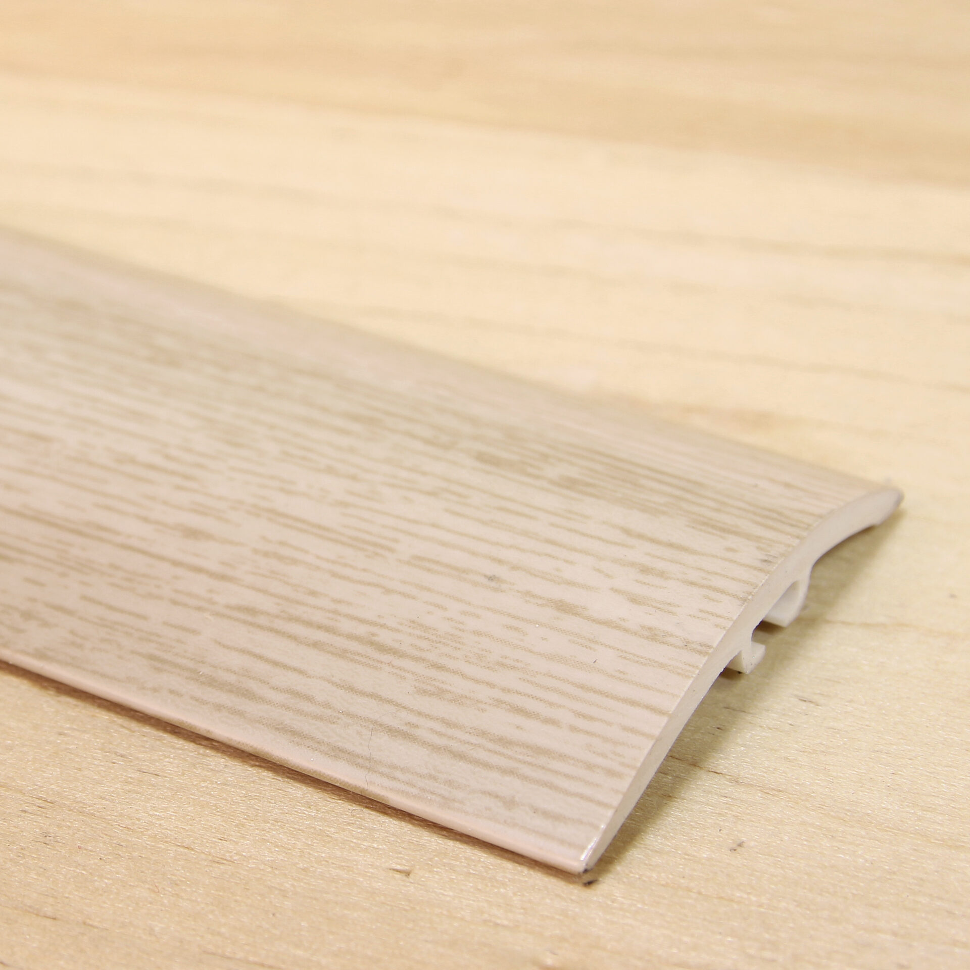 Plastikust põrandaliist hele puidumustriga seinte jaoks