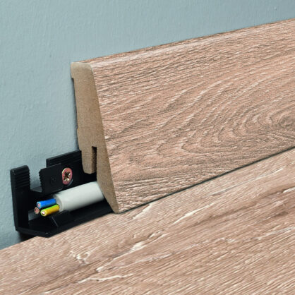 Põrandaliistu paigaldus kaabeldusega kaasaegses interjööris