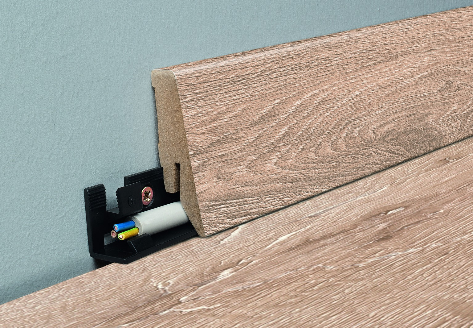 Põrandaliistu paigaldus kaabeldusega kaasaegses interjööris