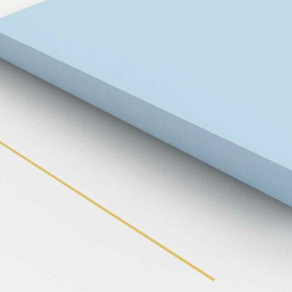 Kumer pind valgel taustal sinise varjundiga.